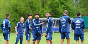Argentina's footballers (L-R) defender Martin Demichelis, midfielder Nicolas Gaitan, midfielder Ever Banega, defender Gabriel Mercado, midfielder Guido Pizarro and forward Angel Correa attend a training session in Ezeiza, Buenos Aires on October 7, 2016 AFP PHOTO / TELAM / CANDELARIA LAGOS / RESTRICTED TO EDITORIAL USE - MANDATORY CREDIT