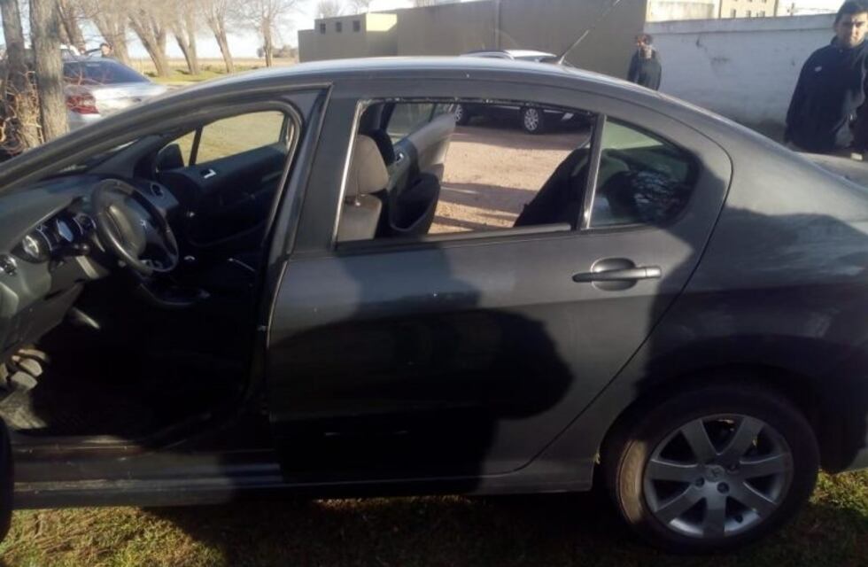 Indignante: mientras enterraban a un ser querido, los ladrones les rompieron y saquearon los autos