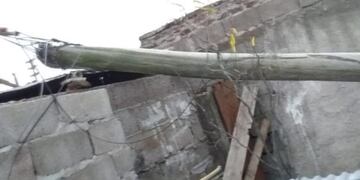 Cayó un poste telefónico en el patio de una casa por los fuertes vientos
