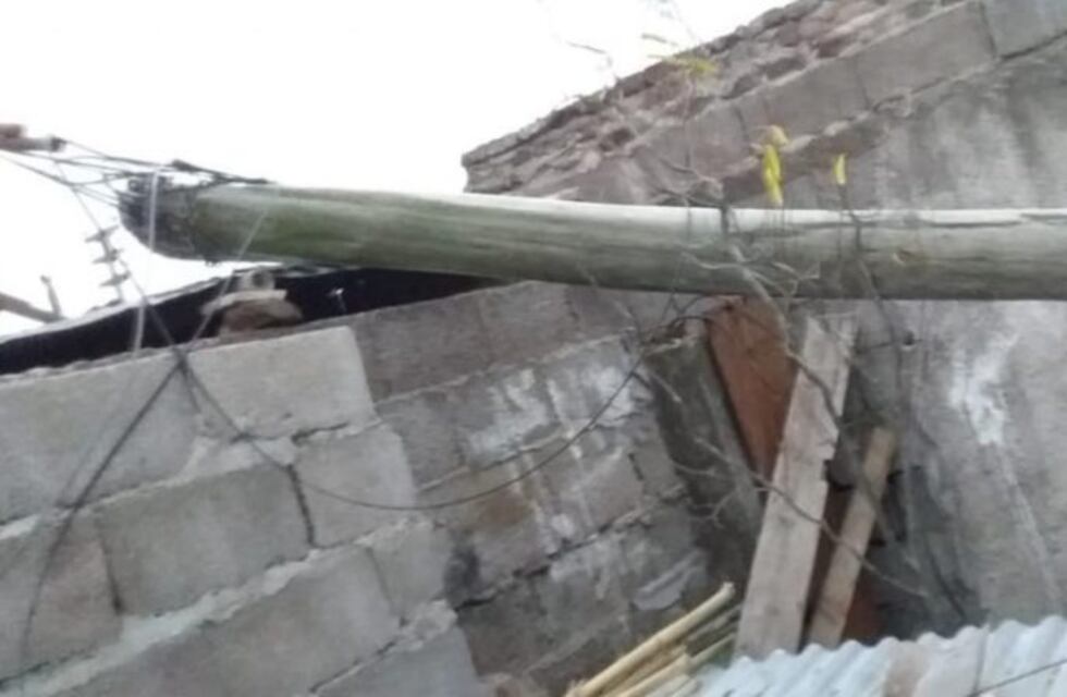 Cayó un poste telefónico en el patio de una casa por los fuertes vientos