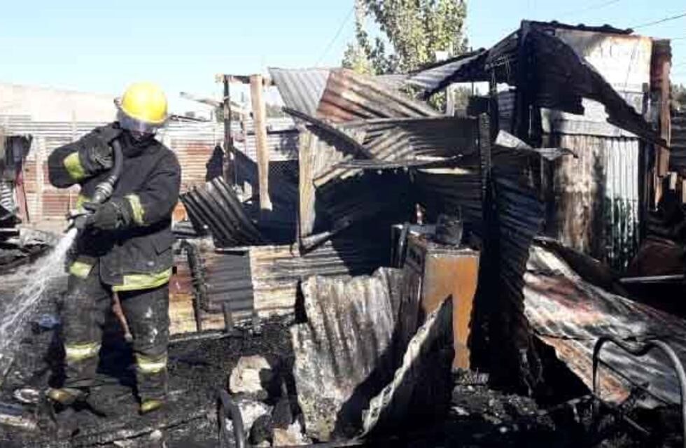 Un hombre se quedó sin nada luego de que se le incendiara su casa