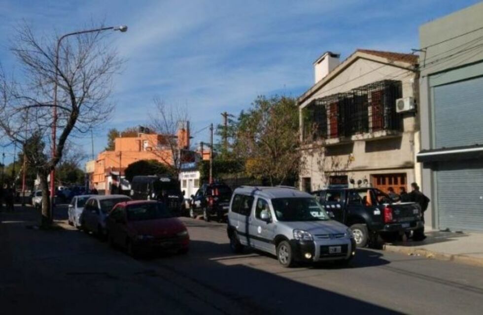 Un policía se fracturó el cráneo tras caer de la camioneta en medio de una persecución
