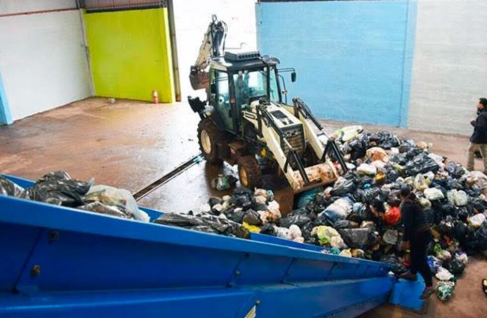 Encontró 3 mil dólares y los devolvió, pero habría sido estafado por sus compañeros