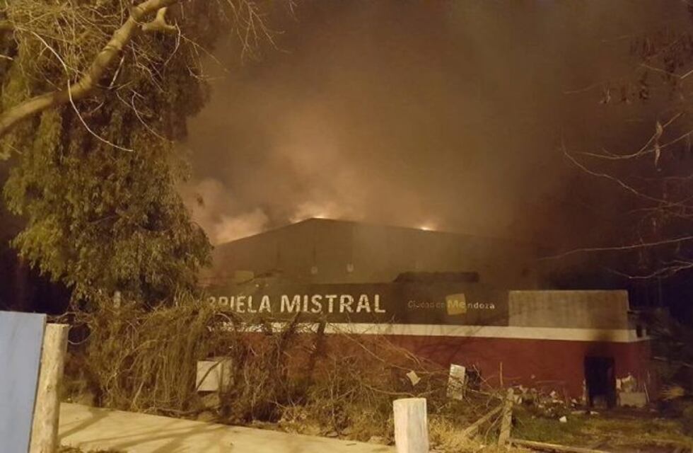 El teatro Gabriela Mistral se volvió a incendiar y los artistas arden en las redes
