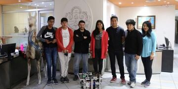 El equipo jujeño con uno de sus robots, listos para participar de la Copa Robótica 2019, durante su visita a la Casa de Jujuy en Buenos Aires\u002E