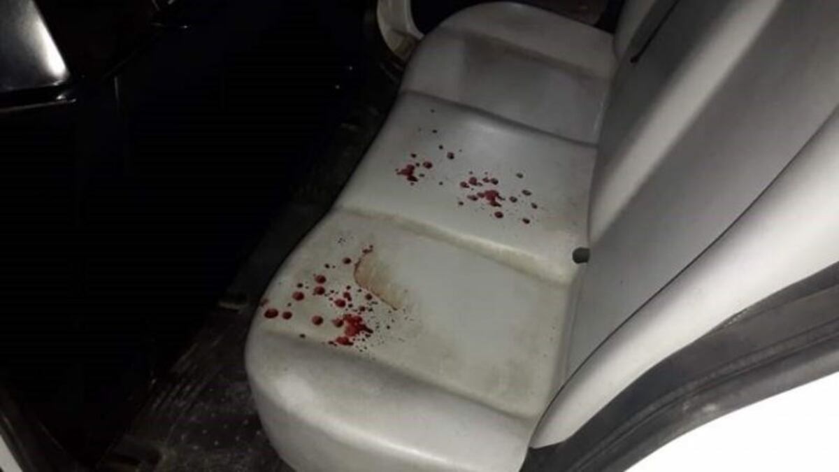 Así quedó el patrullero en el que intentaron trasladar al detenido\u002E