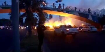 En el puente del Parque Alem hubo bengalas y cánticos a favor de la Academia\u002E (@joseljuarezjose)
