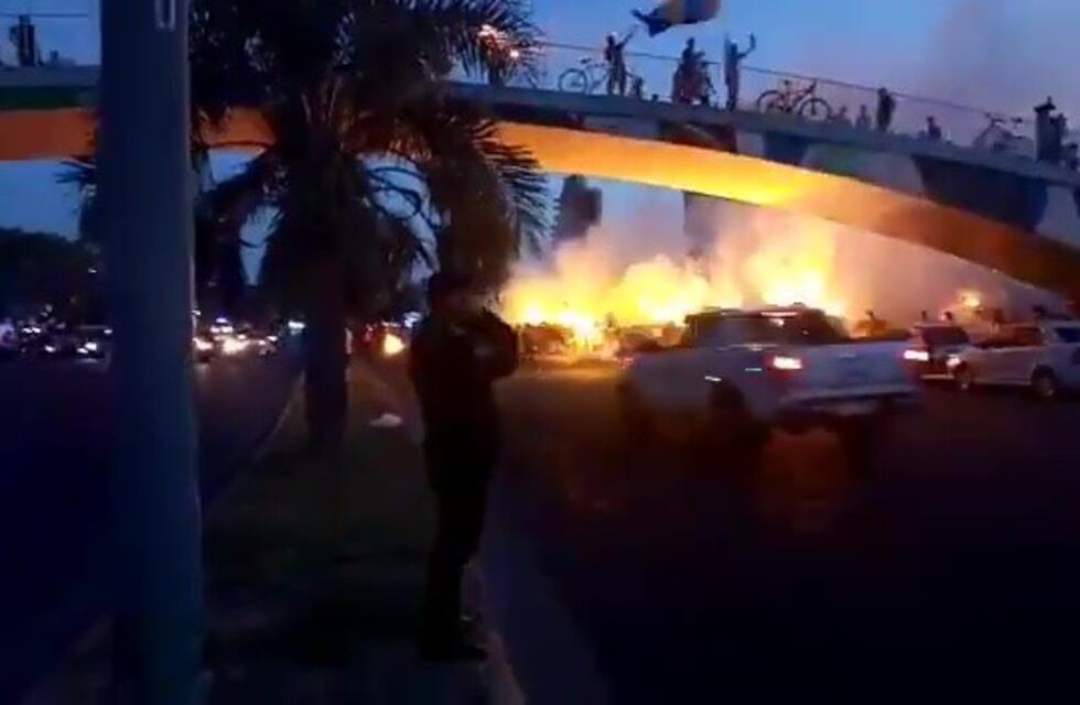 Hinchas de Newell's y Rosario Central usaron pirotecnia en una misma noche