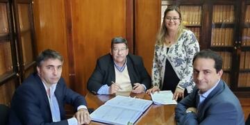 En la Escribanía de Gobierno se concretó el acto de firma del contrato de concesión de la Zona Franca de Perico\u002E