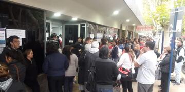 Este fue el panorama del viernes en la puerta de la repartición Nacional\u002E