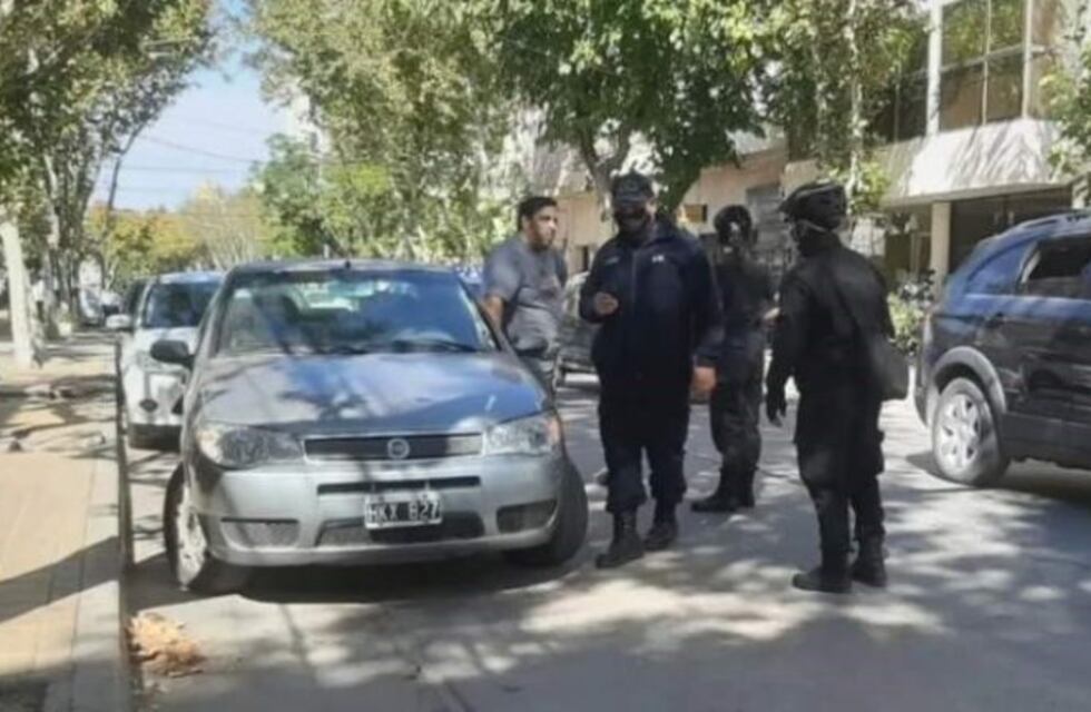 Le hicieron una multa y atropelló a la inspectora