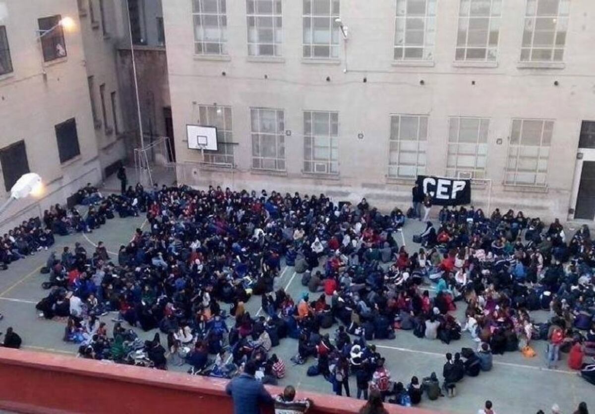 Los chicos denuncian que no pueden almorzar ni merendar bajo techo\u002E (Facebook)