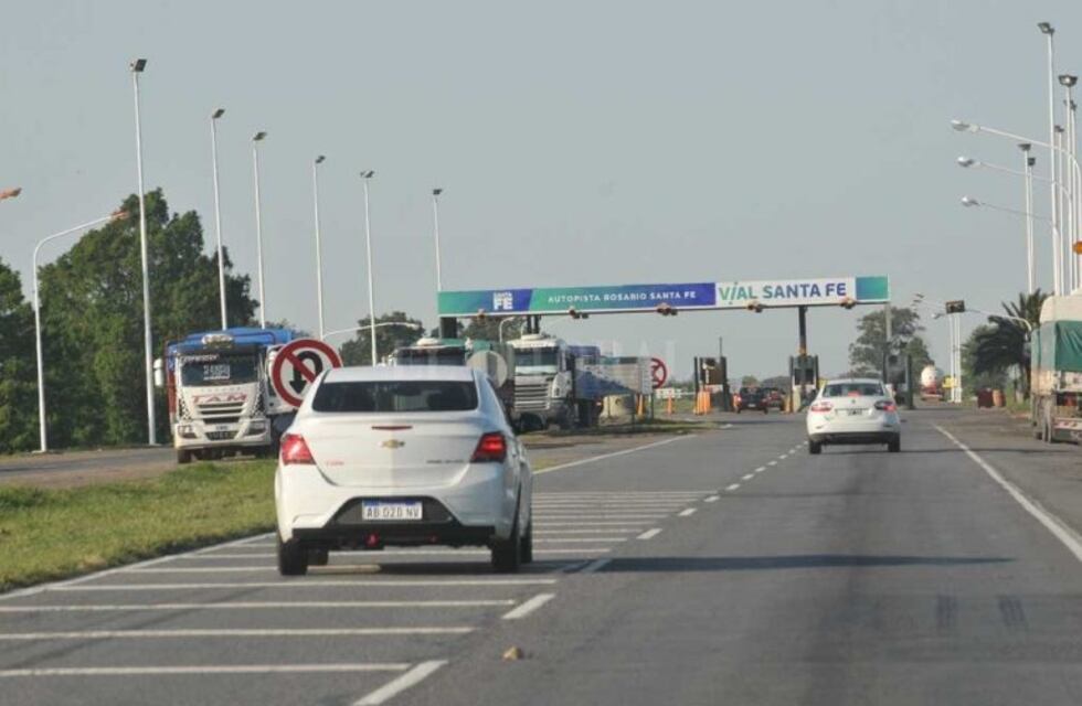 Ladrones asaltaron a una familia en la autopista y remolcaron su vehículo para llevárselo