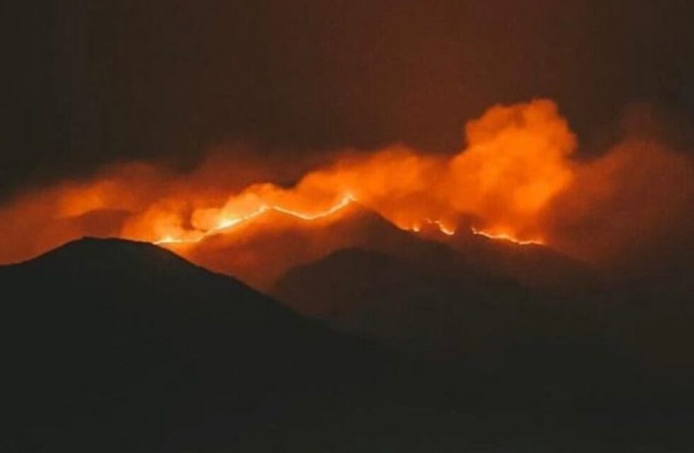 Bomberos continúan luchando contra el fuego en Capilla del Monte