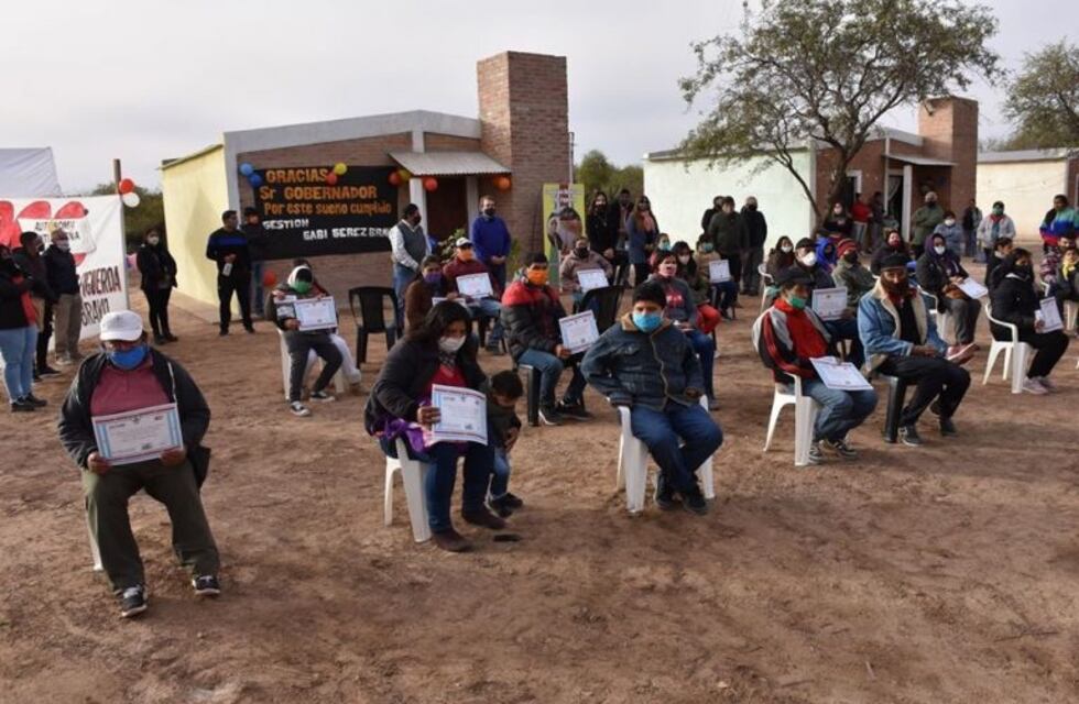 Entregaron viviendas sociales en Villa Figueroa