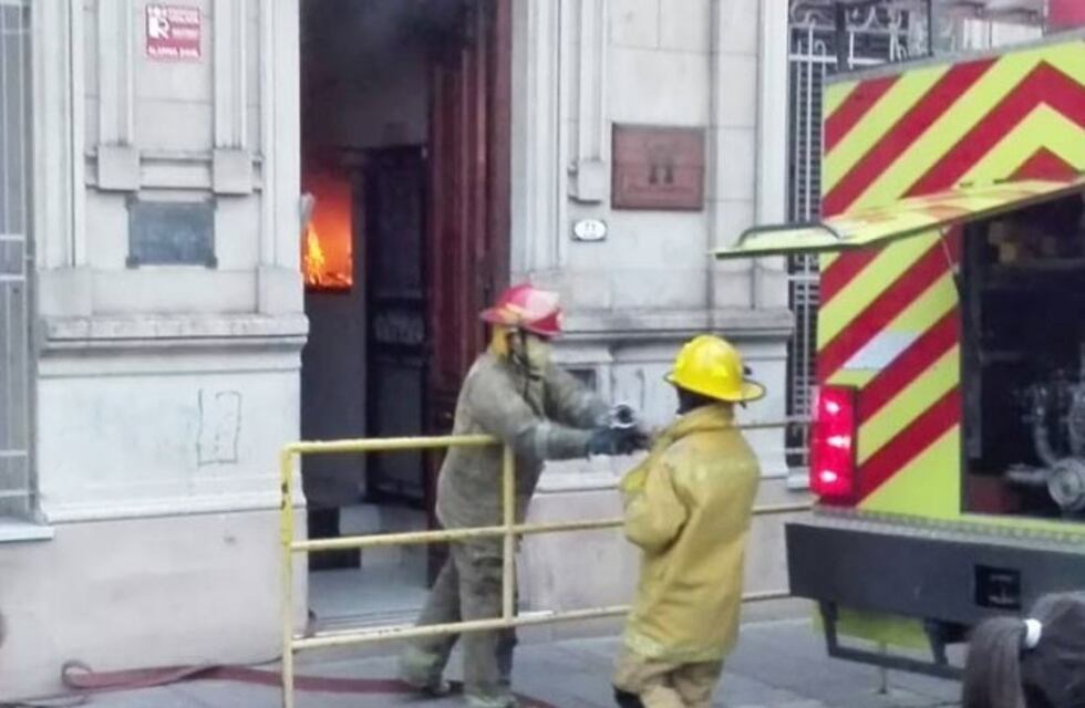 Susto por un principio de incendio en una de las oficinas del colegio Pompeya