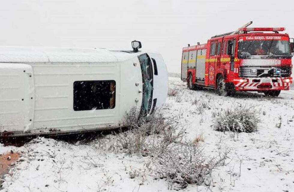 En medio de una intensa nevada, volcó un transporte con operarios petroleros en La Pampa