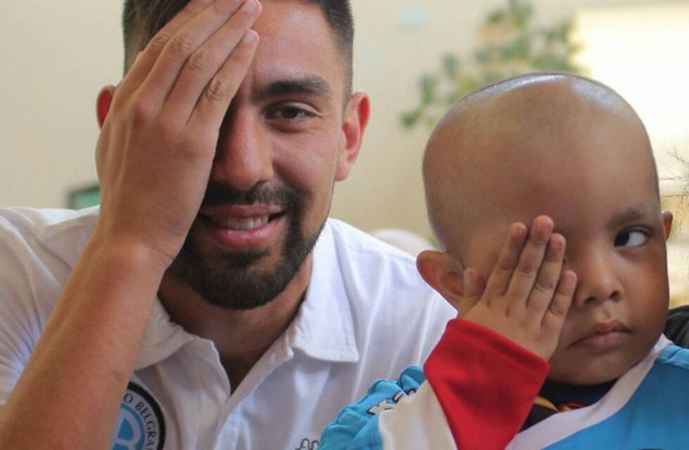 Erik Godoy visitó a Rodrigo, el 'piratita' que se recupera de cáncer en el Hospital de Niños