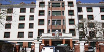 BUENOS AIRES 26/09/12, FAMILIARES Y AMIGOS DE UN JOVEN DE 23 AÑOS QUE FALLECIÓ HOY EN EL HOSPITAL \