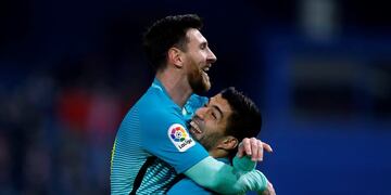 Otros tiempos: Messi festeja junto a Luis Suárez un gol para el Barcelona. Este festejo podría volver a darse en el Inter Miami. Foto: Archivo