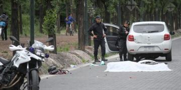 Una mujer, que viajaba en moto, falleció y otras dos personas están graves, luego de ser impactadas por un automóvil en el Parque General San Martín\u002E