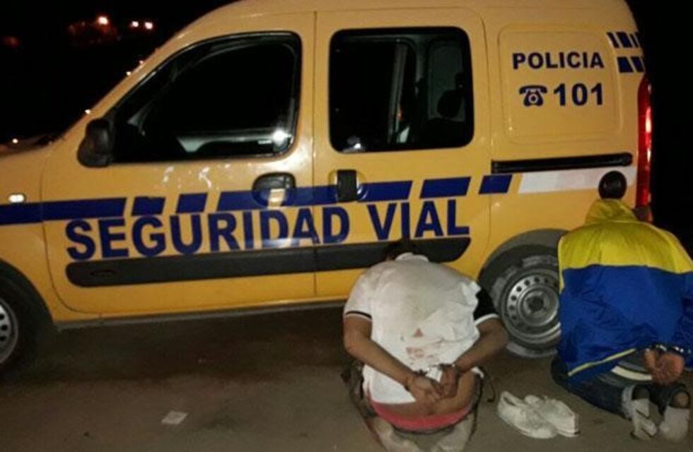 Detienen a dos hombres por transportar marihuana en su auto