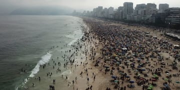 People visit Ipanema beach, amid the coronavirus disease (COVID-19) outbreak, in Rio de Janeiro, Brazil September 6, 2020\u002E Picture taken with a drone\u002E REUTERS/Pilar Olivares