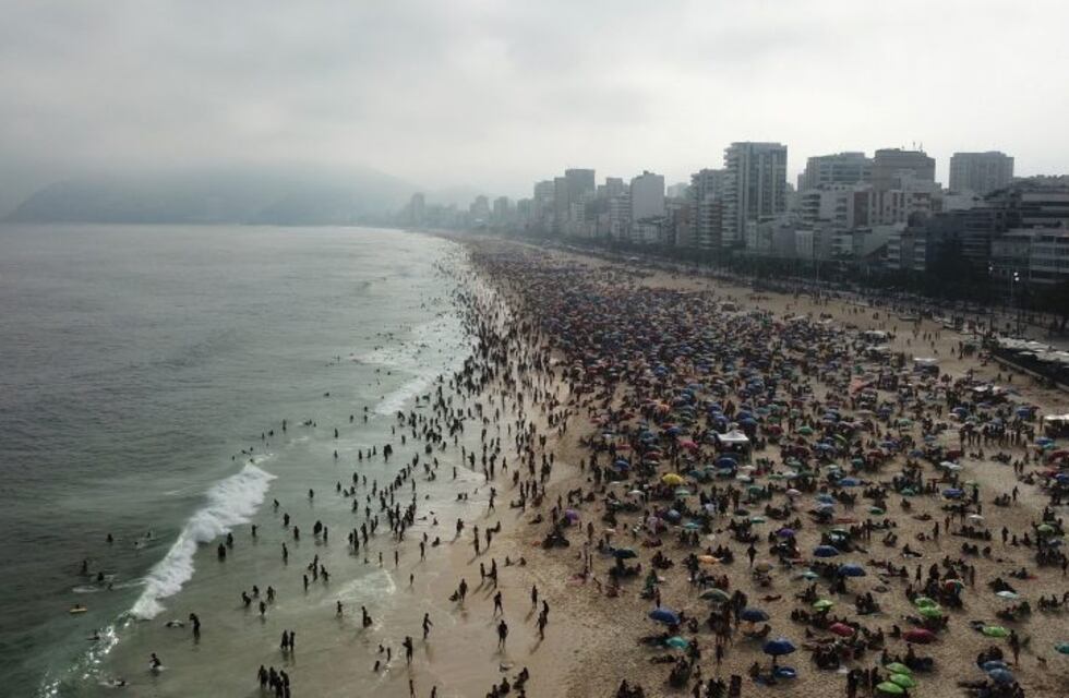 En Brasil, las playas vuelven a llenarse de personas en plena pandemia