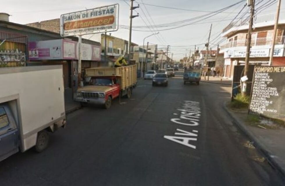 Por un incidente de tránsito lo mataron a adoquinazos y cuchilladas