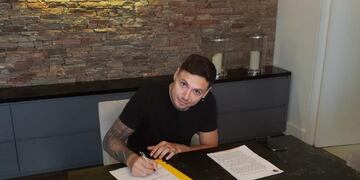 Mauro Zárate renovó su contrato con Boca\u002E (Twitter/@BocaJrsOficial)