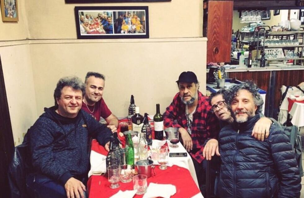 Fito se sumó al festejo de Punto G en un conocido comedor rosarino por los 29 años de su primer disco