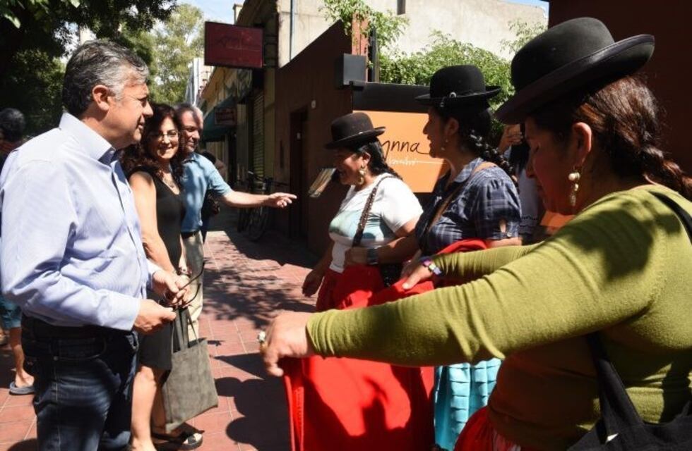 Cornejo reconoció a las cholitas bolivianas que escalaron el Aconcagua