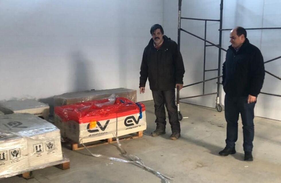 La primera planta en Tierra del Fuego de producción de cargadores para vehículos eléctricos recibió insumos