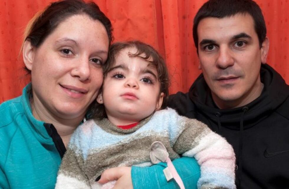 El drama de la familia que necesita una fortuna para salvar a su hija de una extraña enfermedad