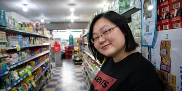 La dueña de un supermercado chino que es furor con los videos de sus ofertas