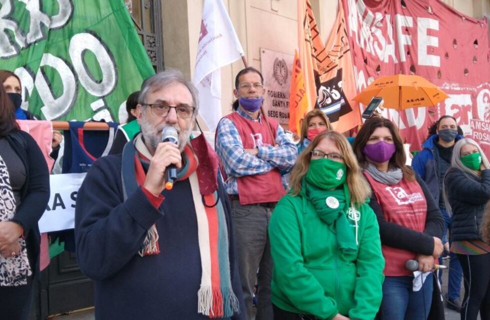Estatales protestaron contra el Gobierno de Santa Fe frente a la sede local