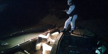 Narcotraficantes sorprendidos en canoa con 470 kilos de droga