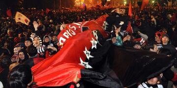 Los hinchas leprosos se volcaron a las calles el 19 de junio de 2013 tras la derrtota de Lanus\u002E (Reuters)
