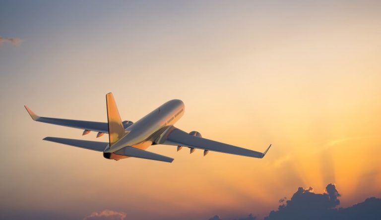 Quedó encerrada en el baño de un avión y debieron aterrizar de emergencia