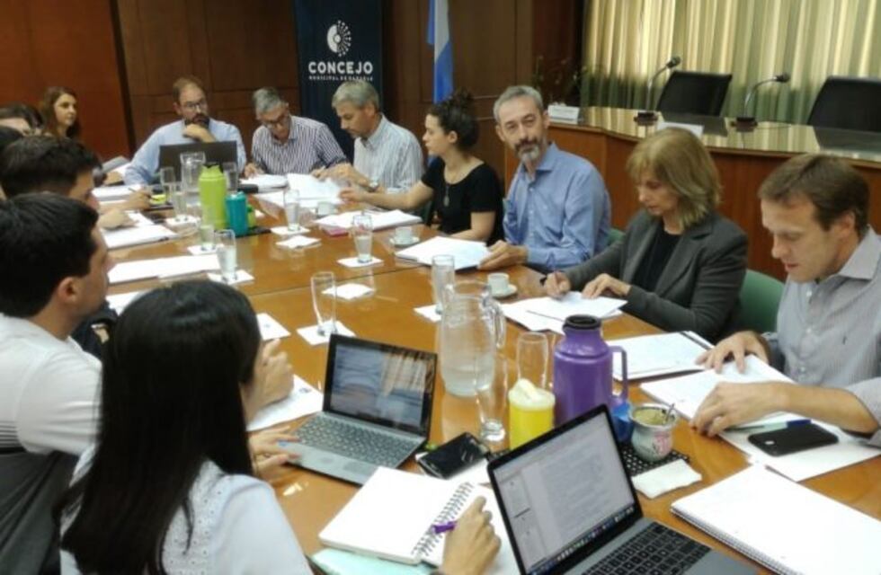 La oposición quiere una actualización semestral de la tasa y retomar el poder político