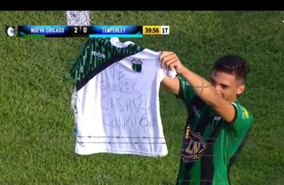 Video: Aprovechó el festejo de un gol para proponerle casamiento a su novia