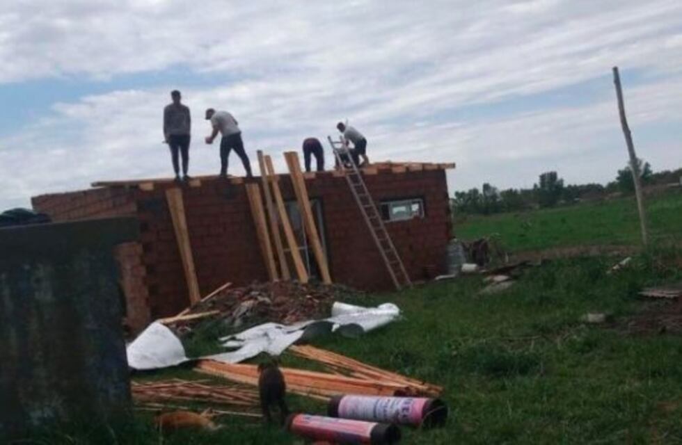 Gran gesto solidario: se les voló el techo por la tormenta y entre todos los vecinos lo arreglaron