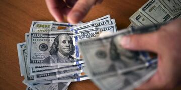 Estafaron a una pareja y les robaron los dólares