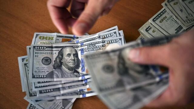 Estafaron a una pareja y les robaron los dólares