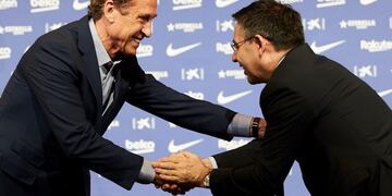 GRAFCAT1559\u002E BARCELONA, 18/02/2020\u002E- El presidente del FC Barcelona, Josep Maria Bartomeu, durante el acto de entrega de la entrega de la XIV edición del Premio de Periodismo Deportivo Manuel Vázquez Montalbán, que entregan cada año en conjunto la Fundación FC Barcelona y el Colegio de Periodistas de Catalunya, y que en esta edición ha recaido en el exjugador y exentrenador argentino Jorge Valdano (i)\u002E EFE/Alejandro García