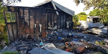 prefabricada incendiada\nCrédito: Radio Máxima