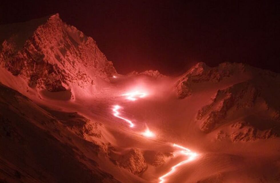 Se realizó la clásica bajada de antorchas del Glaciar Martial