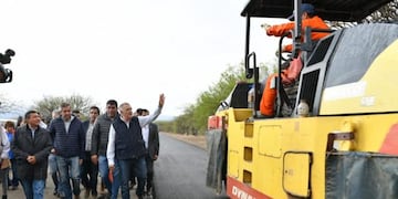 El gobierno provincial invierte en la repavimentación y mejora de la seguridad vial en beneficio de la comunidad.