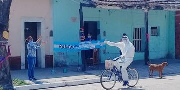 Enfermo recorre el pueblo en bicicleta para asistir a los enfermos de coronavirus\u002E
