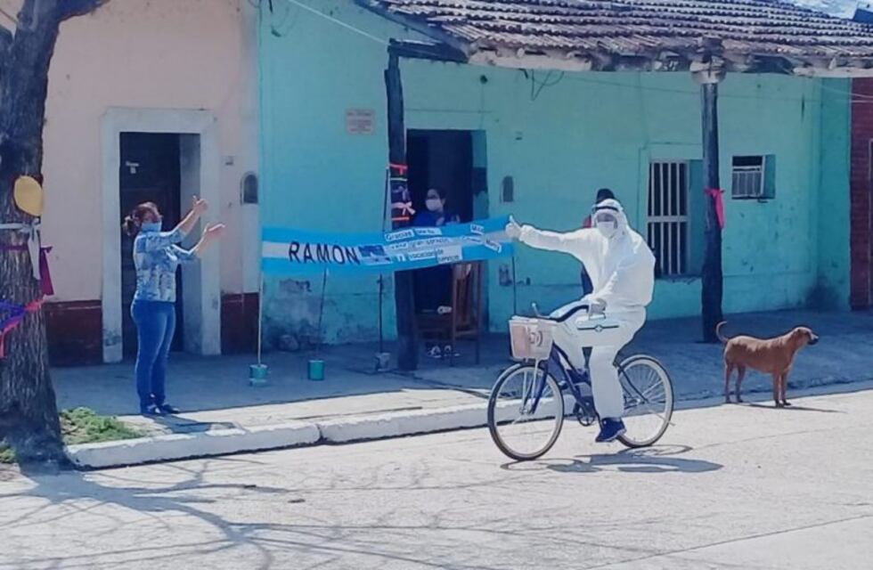 Enfermero recorre el pueblo en bicicleta para asistir a los enfermos por coronavirus